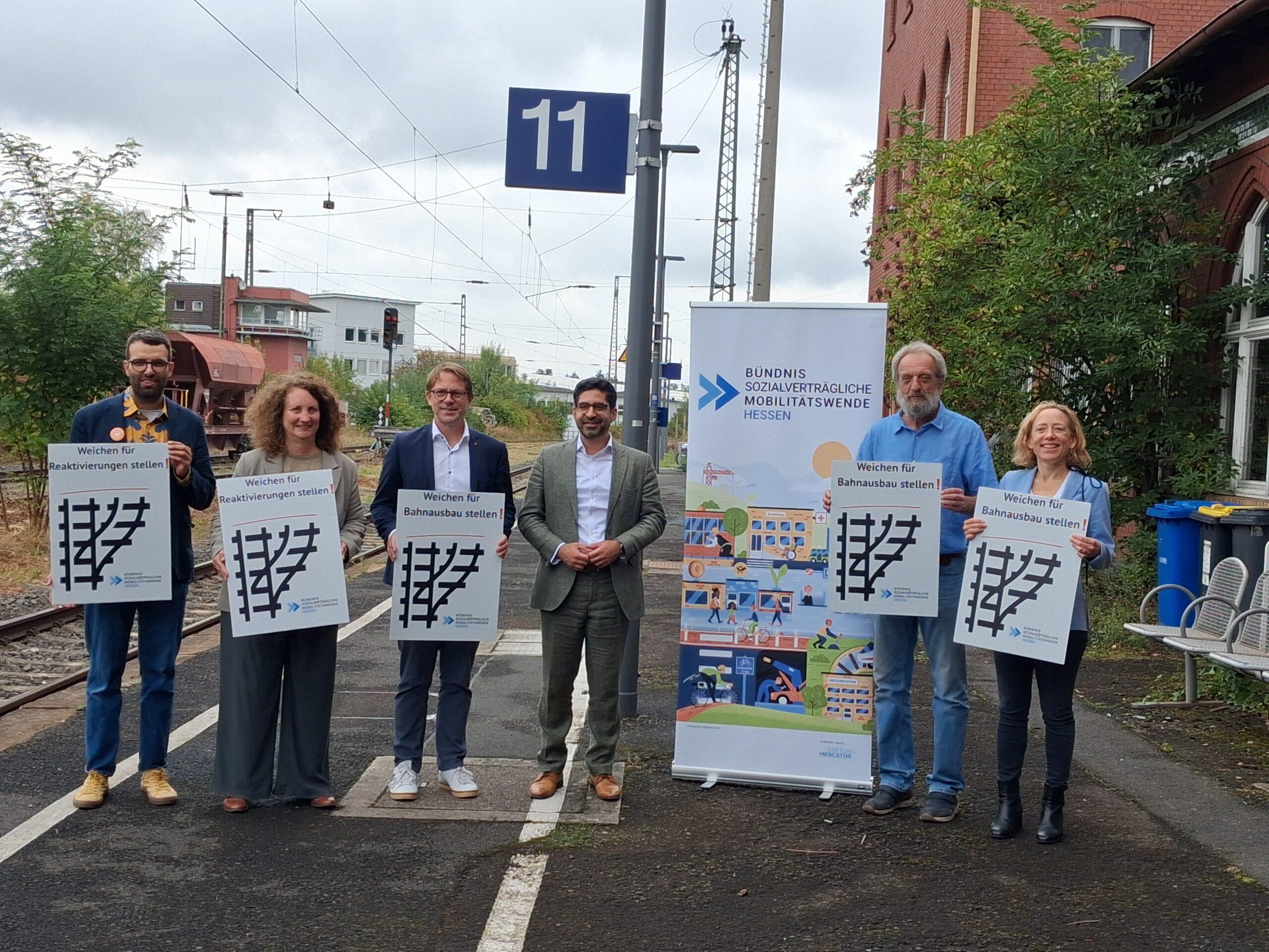 Bündnismitglieder zusammen mit Verkehrsminister Mansoori